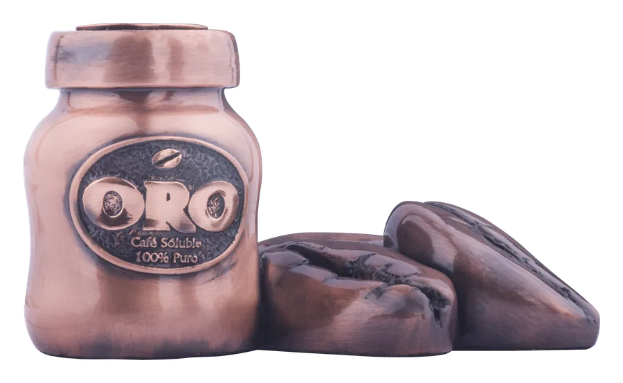 तांबे में तैयार Café Oro की कॉफ़ी जार, बगल में कॉफ़ी के दाने