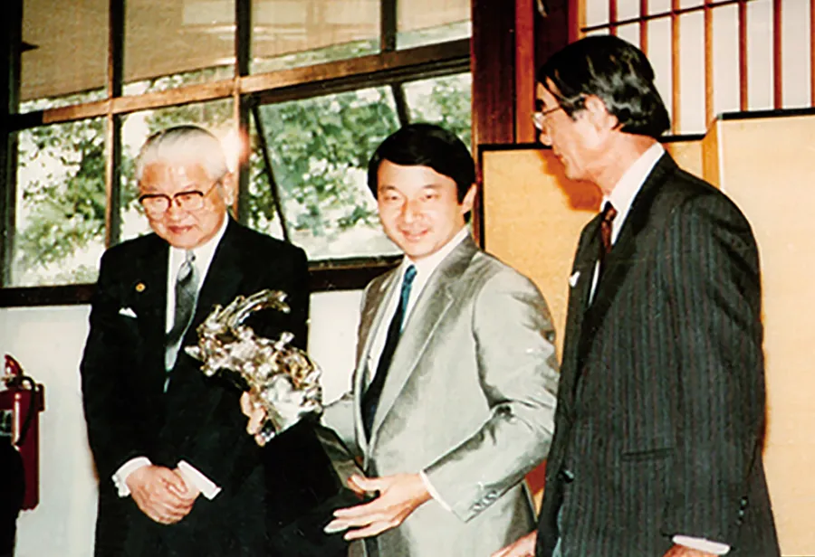 Kronprinz Naruhito von Japan nimmt eine silberne Skulptur von D’Argenta entgegen, 1992