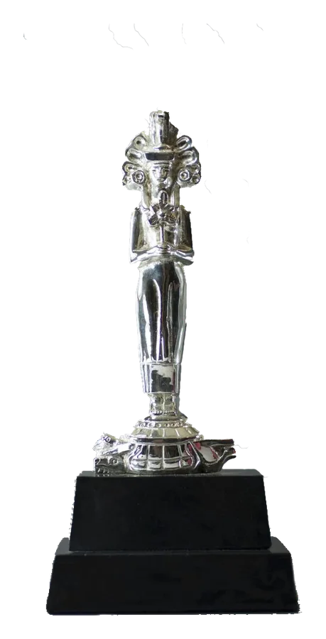 Die Statuette Diosa de Plata, die PECIME verleiht, eine stehende Figur in Silber auf einem schwarzen Sockel